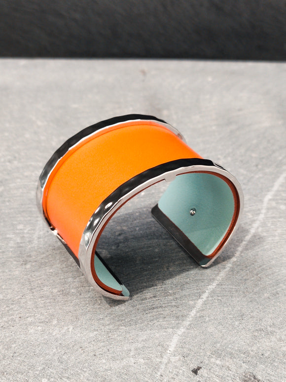 Les Georgettes Manchette Pure Martelée AG 40mm + cuir lilium/nimbus (orange-bleu aqua)