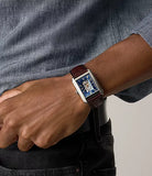 Montre Carraway automatique en cuir brun fond bleu
