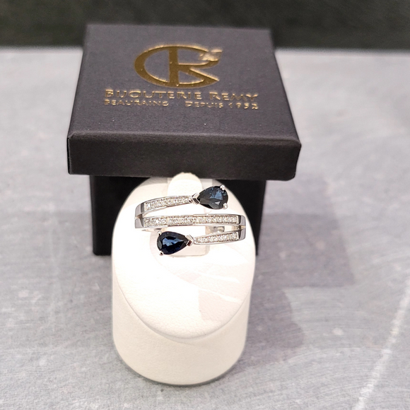 Bague en or blanc 18ct avec diamants et saphirs