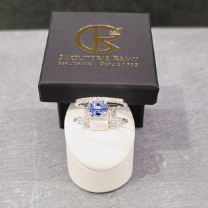 Bague en or blanc 18ct avec diamants et saphir 307-68