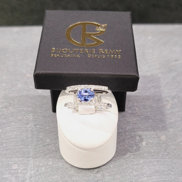 Bague en or blanc 18ct avec diamants et saphir 307-68