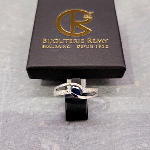Bague en or blanc 18ct avec diamants et saphir 307-73